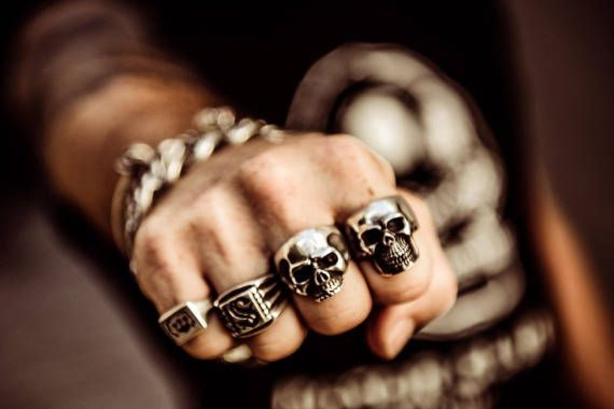 Him rings. Silver Ring Skull. Женская рука с кольцом с черепом. Идеи для свадебных колец с черепами. Как носить кольцо с черепом.